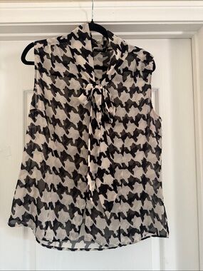 Tahari Sleeveless Tie-Neck Houndstooth Blouse - Black & White